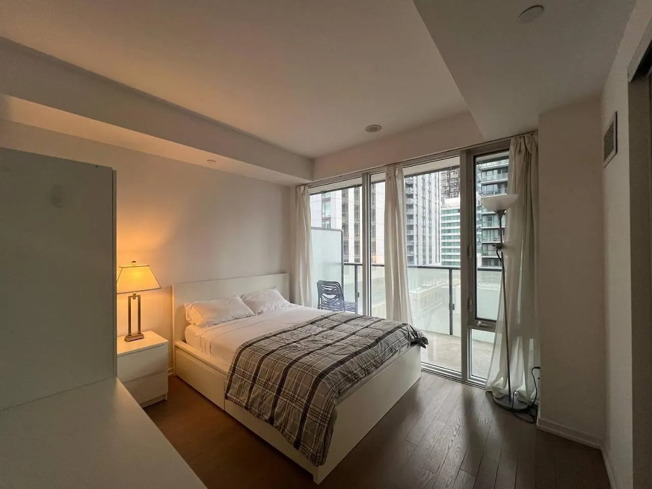 Modern Oasis In The Core Toronto Apartmán